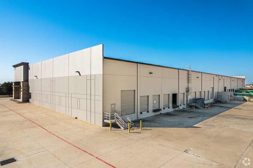 More Photos Of 1305 N Watters Rd, Allen Warehouse For Lease