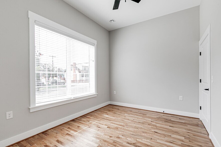More Photos Of 1421-1422 Bainbridge St, Richmond Apartments For Sale