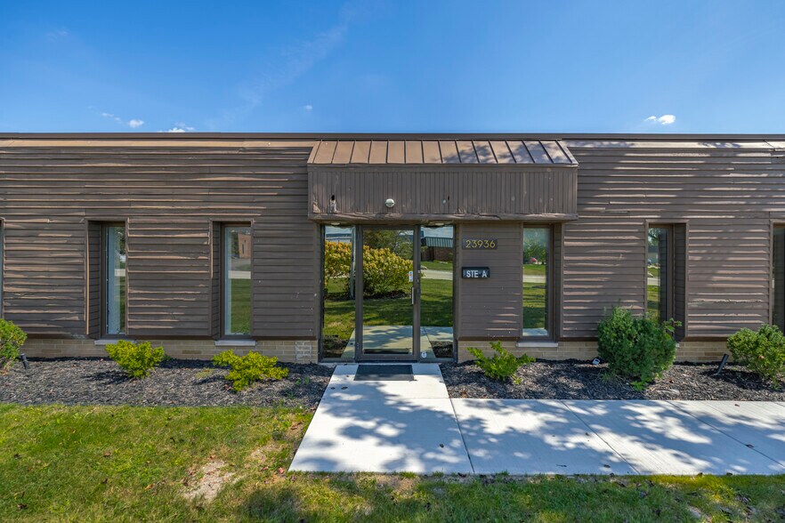 More Photos Of 23936 Industrial Park Dr, Farmington Hills Warehouse For Sale