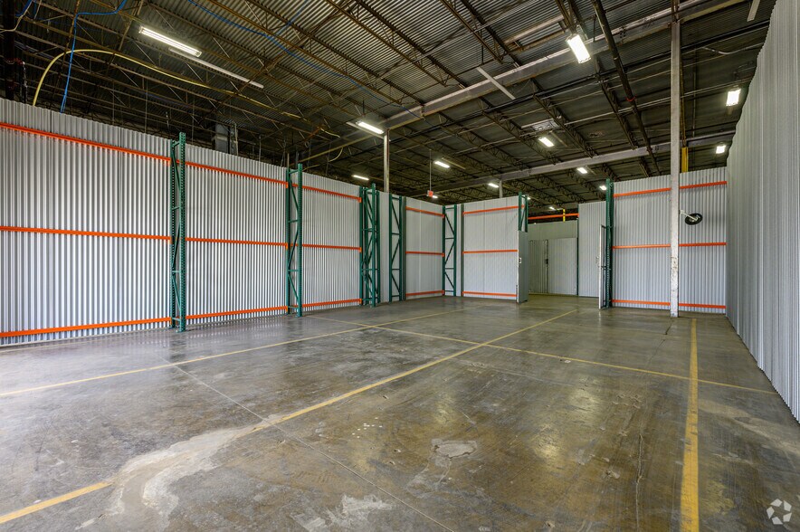 More Photos Of 4545 Spring Valley Rd, Farmers Branch Warehouse For Lease