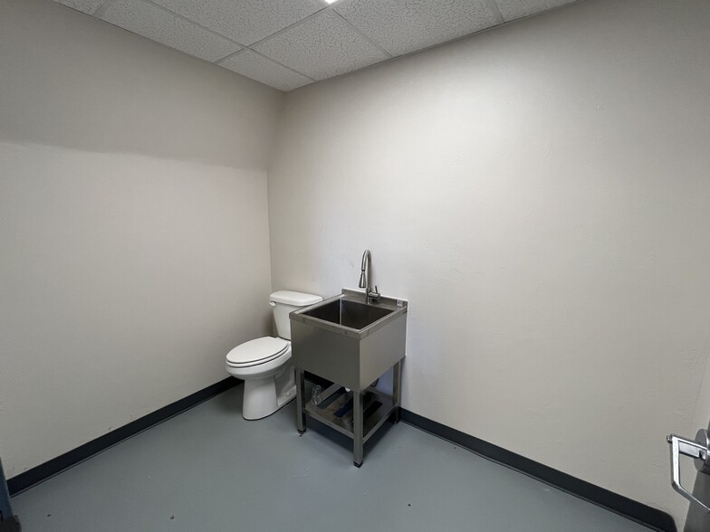 More Photos Of 1544 NW 4th St, Oklahoma City Manufacturing For Sale