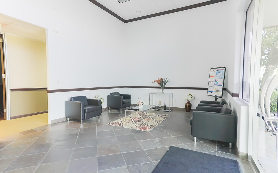 More Photos Of 9933 Regal Row, Houston Warehouse For Lease