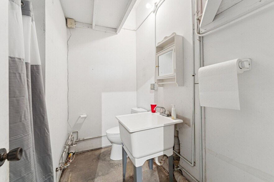 More Photos Of 630 W Elkhorn St, Arlington Freestanding For Sale