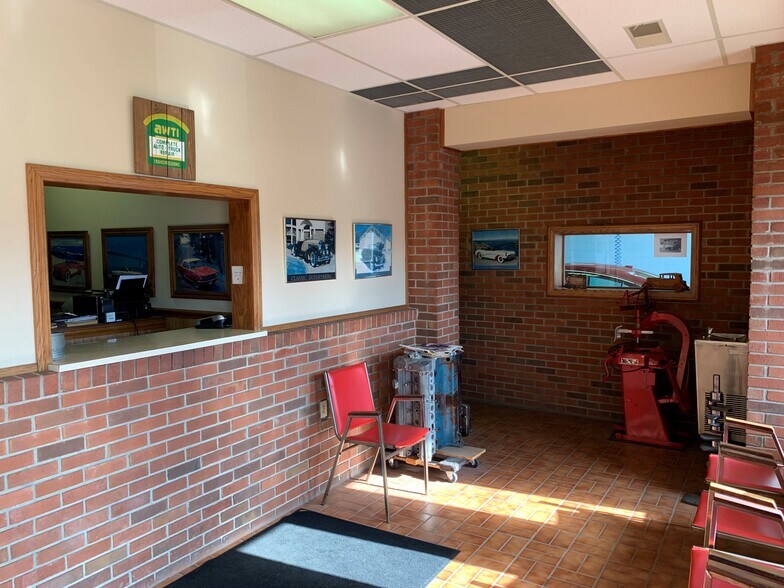 More Photos Of 1005 W Main St, Kent Auto Repair For Sale