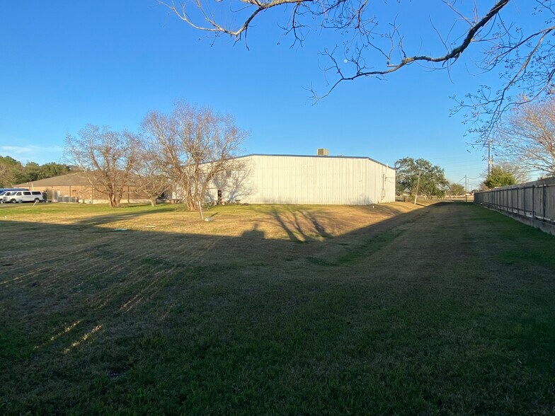 More Photos Of 3222 Manvel Rd, Pearland Warehouse For Lease