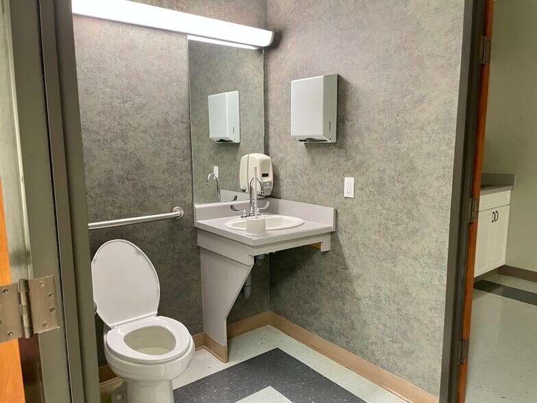 More Photos Of 613 Russell Blvd, Nacogdoches Healthcare For Lease