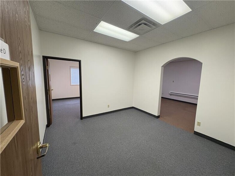 More Photos Of 3710-3718 S Westport Ave, Sioux Falls Office For Lease