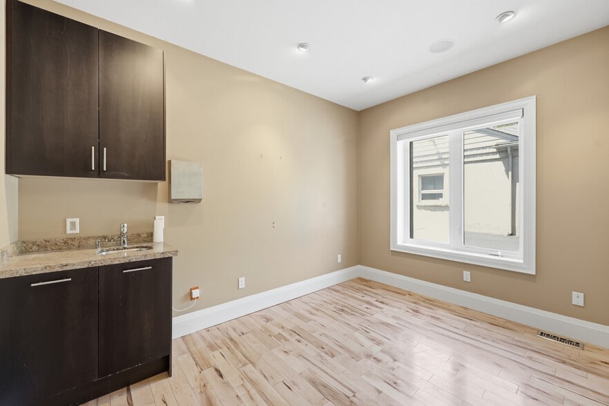 More Photos Of 58 King St W, Hamilton Office For Sale