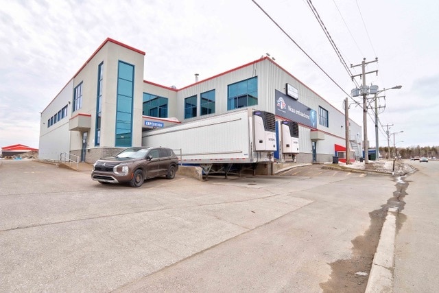 More Photos Of 521 Rue Des Érables, Trois-Rivières Manufacturing For Sale
