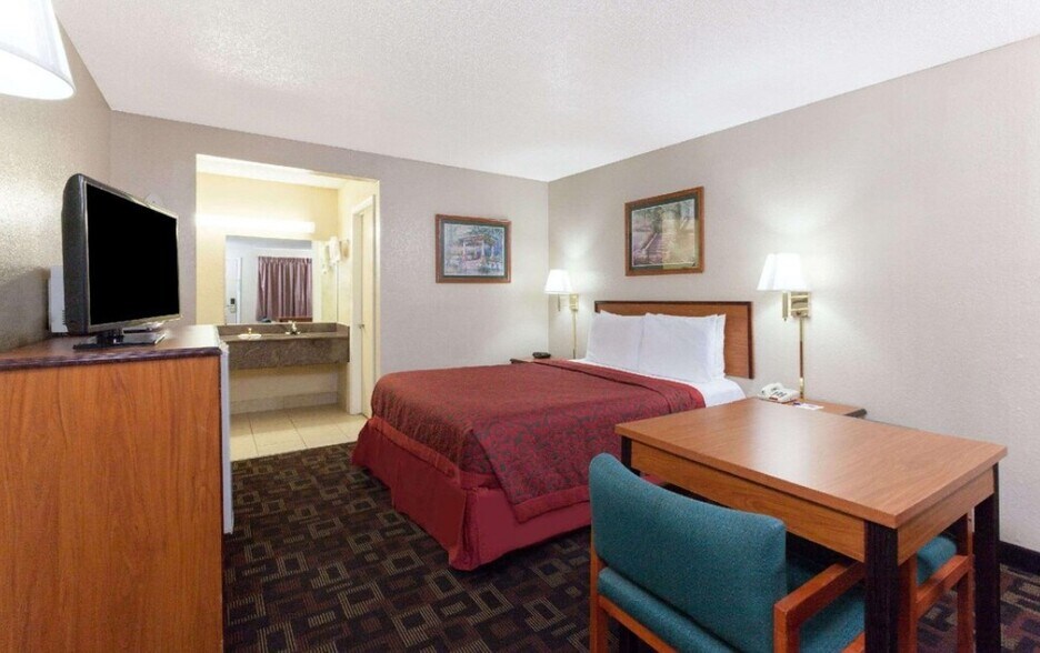 More Photos Of 504 S Meridian Ave, Oklahoma City Hotel For Sale