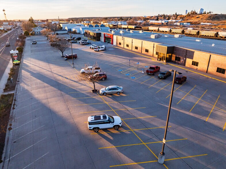 More Photos Of 638 Illinois St, Sidney General Retail For Lease