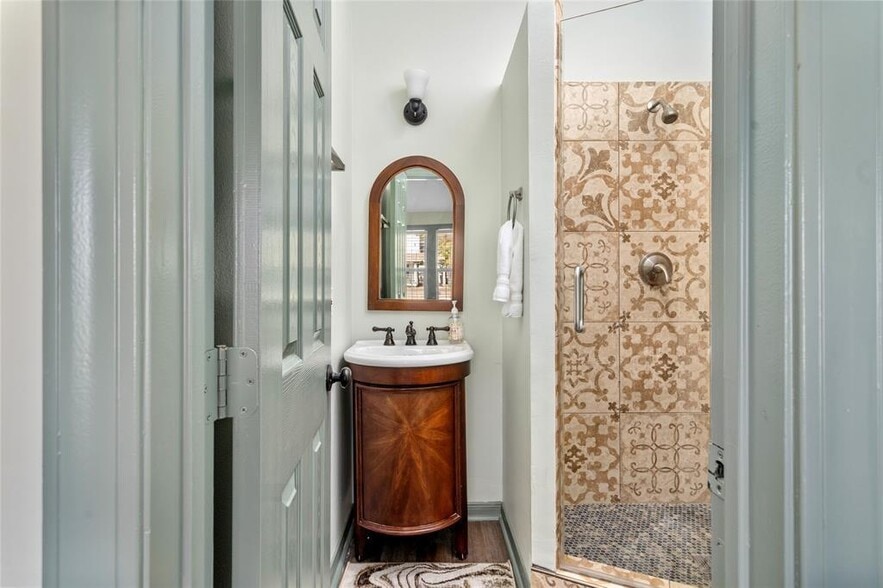 More Photos Of 1118 W 21st St, Houston Office For Sale