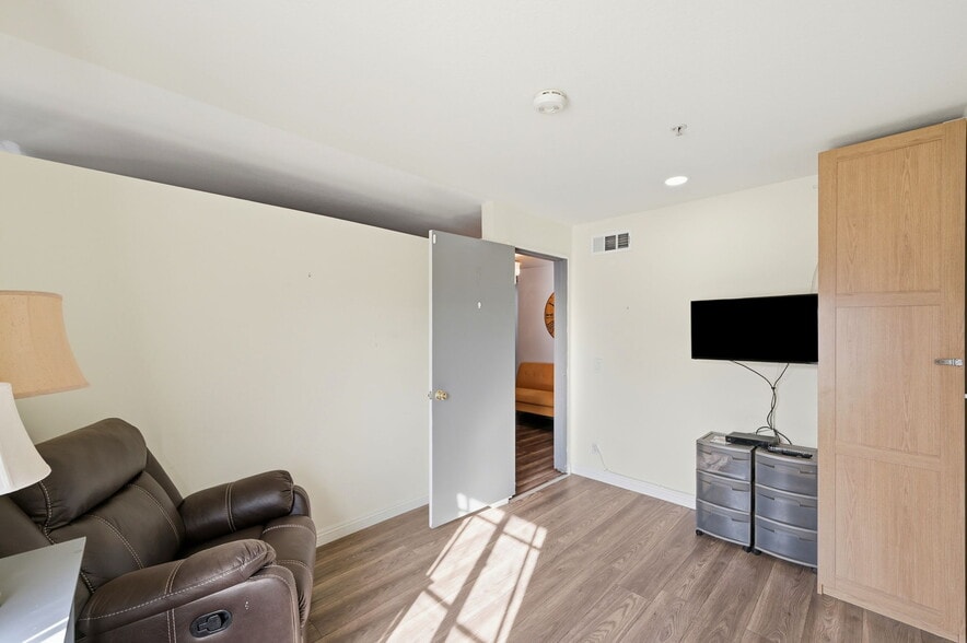 More Photos Of 27828 Parkvale Dr, Santa Clarita Healthcare For Sale