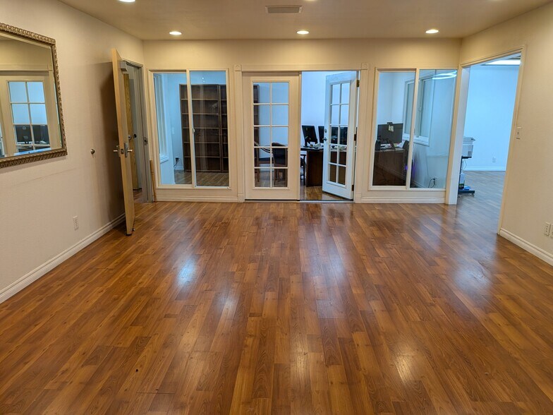 More Photos Of 1537 E McFadden Ave, Santa Ana Manufacturing For Lease
