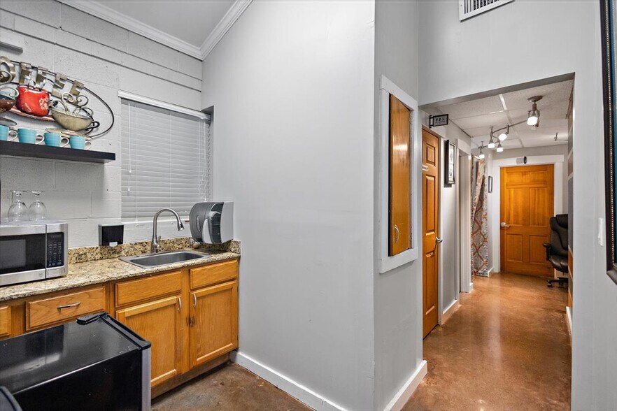 More Photos Of 908 Cherry St, Vicksburg Office For Sale