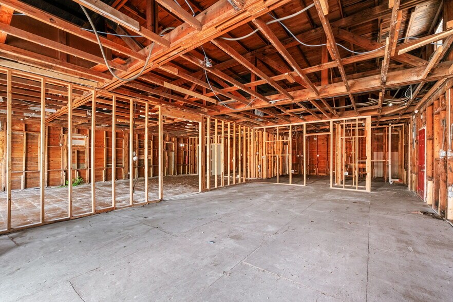 More Photos Of 2219 S Flores St, San Antonio Freestanding For Sale