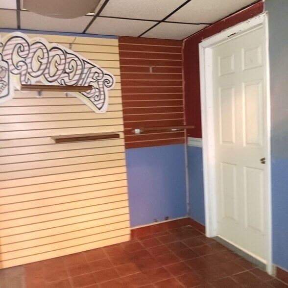 More Photos Of 4557 Dr Martin Luther King Dr, Saint Louis Light Manufacturing For Sale