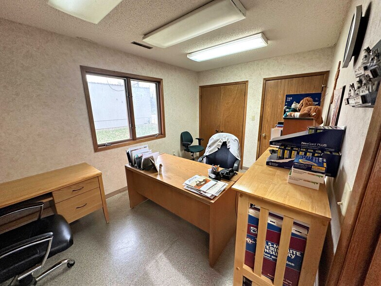 More Photos Of 1210 Southtown Dr, Waterloo Office For Sale