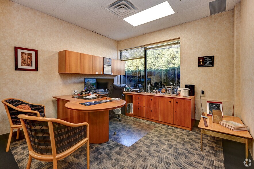 More Photos Of 190 Veterans Dr, Northvale Distribution For Lease
