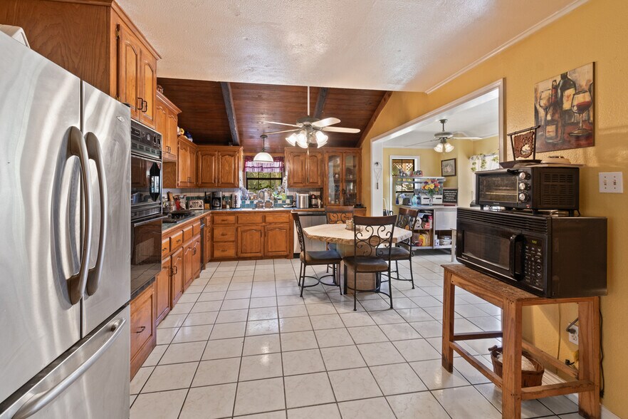 More Photos Of 750 N US Highway 287, Palestine Multifamily For Sale