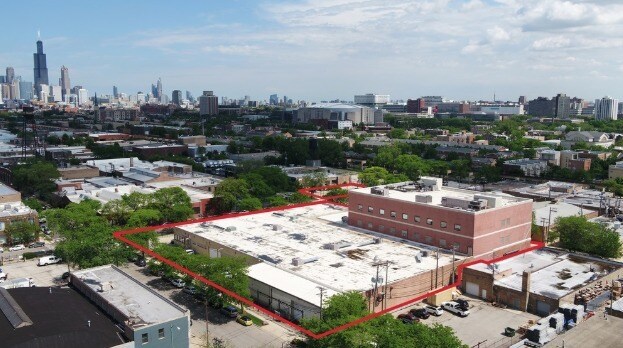 More Photos Of 2201 W Fulton St, Chicago Showroom For Lease