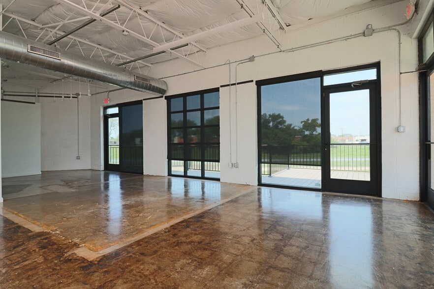 More Photos Of 2285 & 2289 Vantage St, Dallas Light Manufacturing For Lease