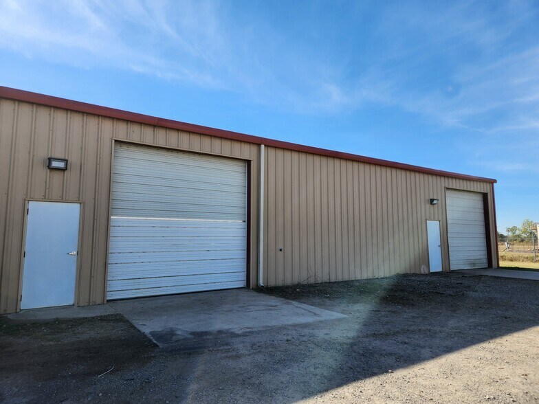 More Photos Of 408 S Kinnick Rd, Stillwater Warehouse For Lease