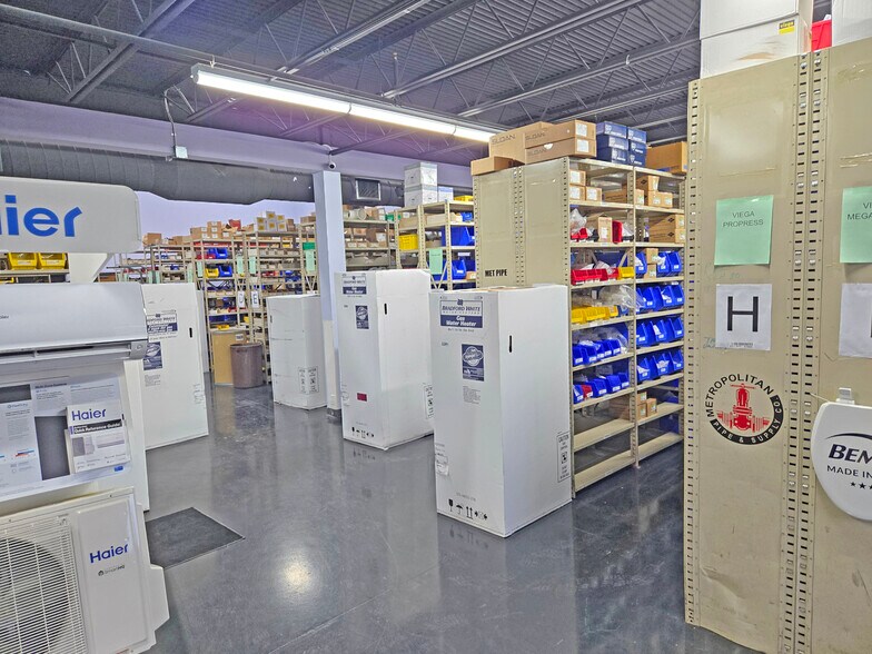 More Photos Of 100 West Rd, Portsmouth Warehouse For Lease