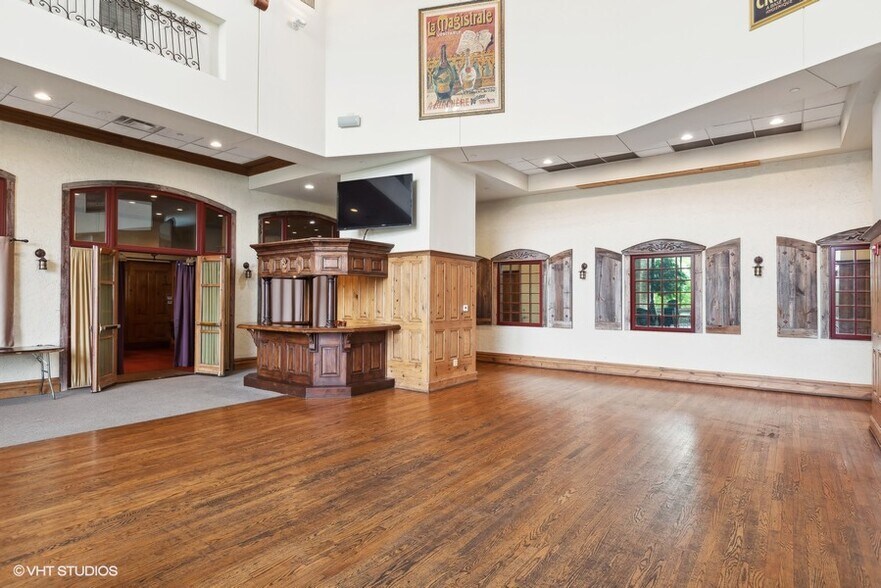 More Photos Of 22221 N Pepper Rd, Lake Barrington General Retail For Sale