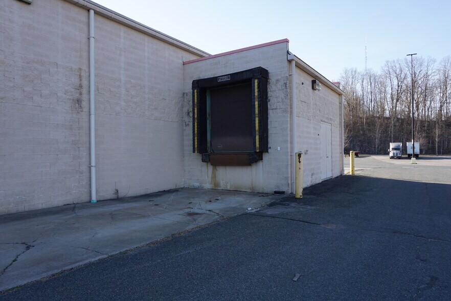 More Photos Of 93 W Campbell Rd, Rotterdam Freestanding For Sale