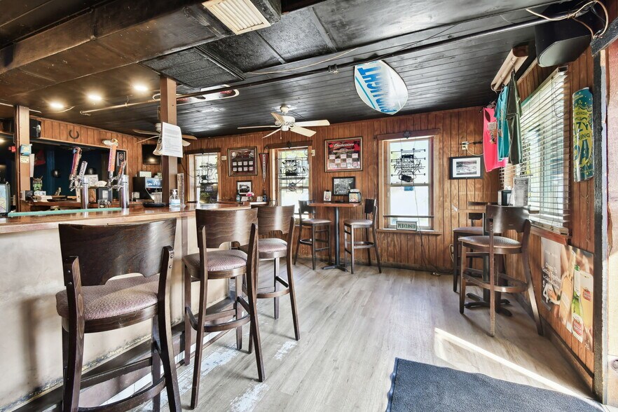 More Photos Of 3007 6th St S, Saint Petersburg Bar For Sale