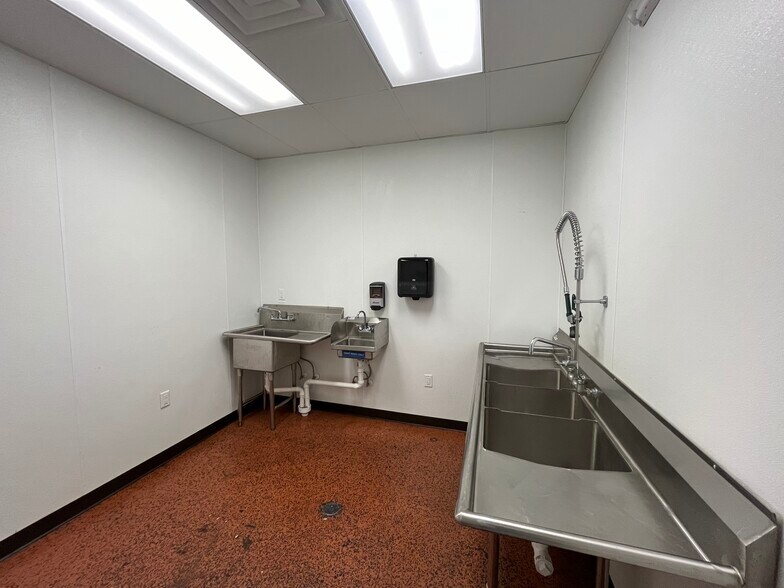 More Photos Of 1475 Atlanta Industrial Way, Atlanta Medical For Sale