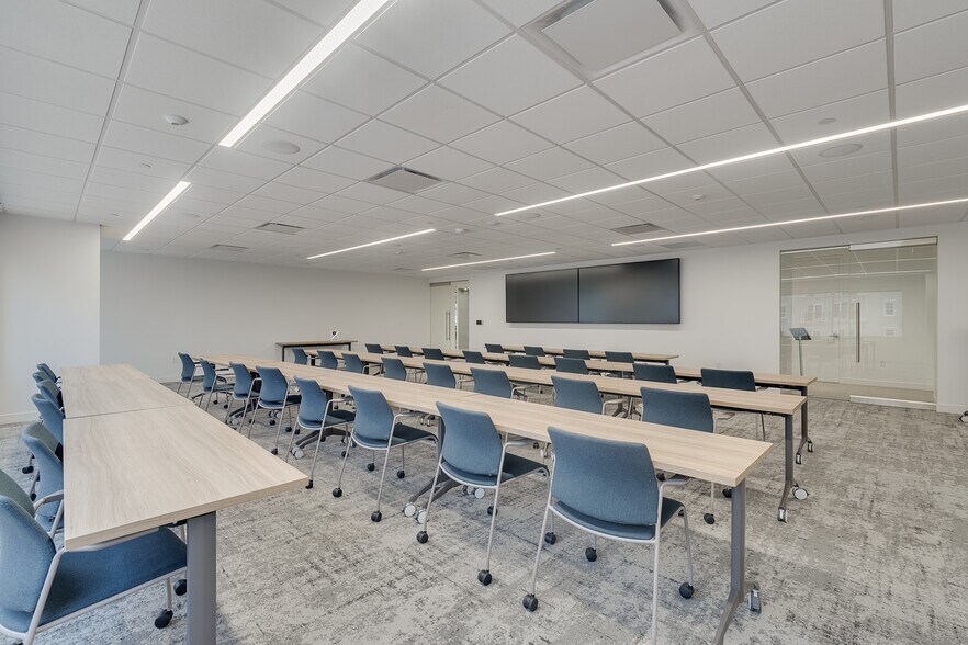 More Photos Of 5949 Sherry Ln, Dallas Office For Sale