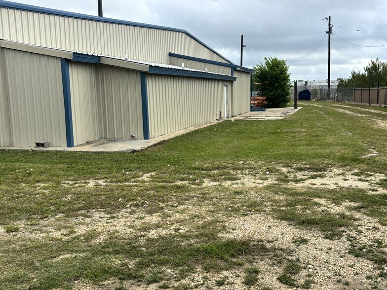 More Photos Of 1403 W Welch St, Taylor Warehouse For Sale