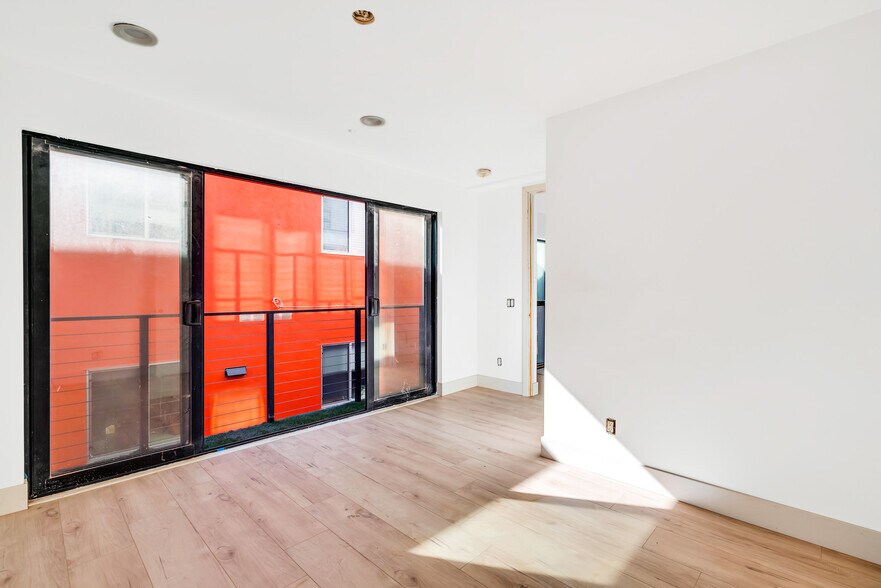 More Photos Of 506 Westminster Ave, Venice Apartments For Sale