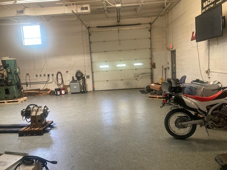 More Photos Of 620-630 Estes Ave, Schaumburg Warehouse For Sale