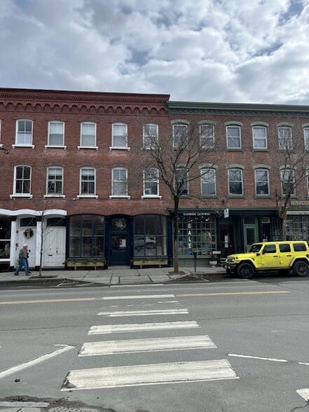 More Photos Of 19 Central St, Woodstock Restaurant For Lease