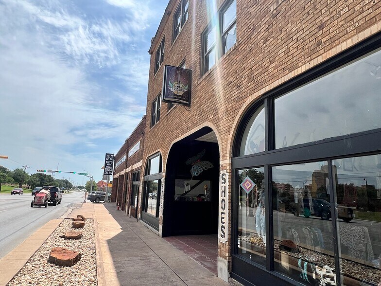 More Photos Of 1305 S 1st St, Abilene General Retail For Sale