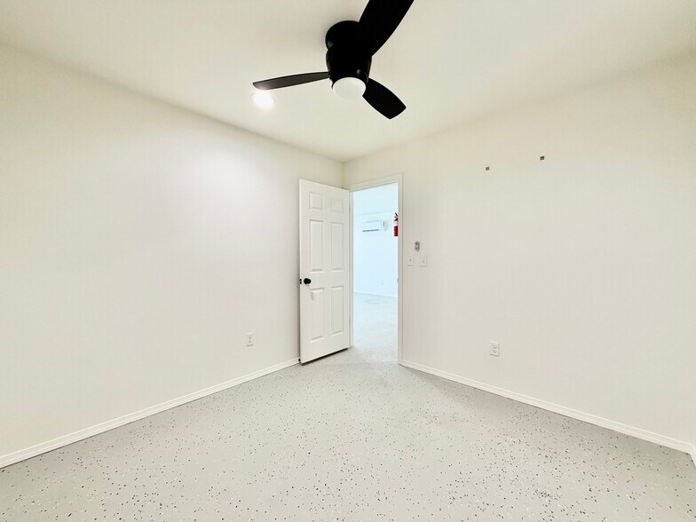 More Photos Of 1030 Moccasin ave, Tahlequah Flex For Lease