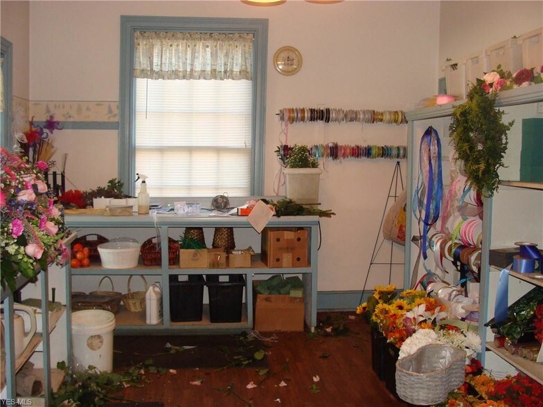 More Photos Of 890 E State St, Salem Flex For Sale