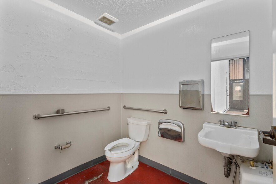 More Photos Of 1422 Harrison St, Oakland Warehouse For Sale