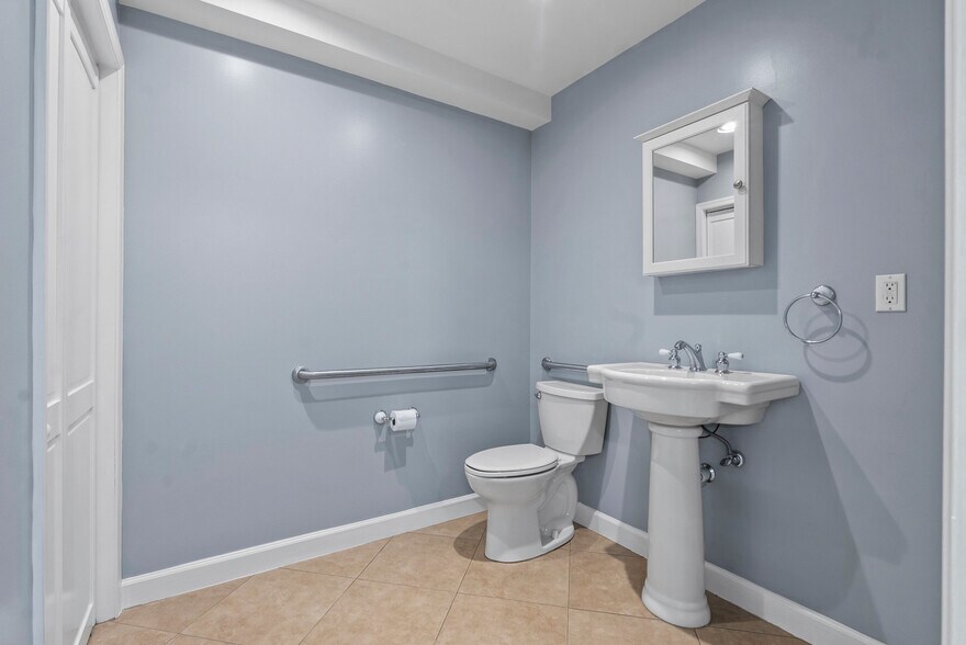 More Photos Of 539 NE 34th Ct, Oakland Park Warehouse For Lease