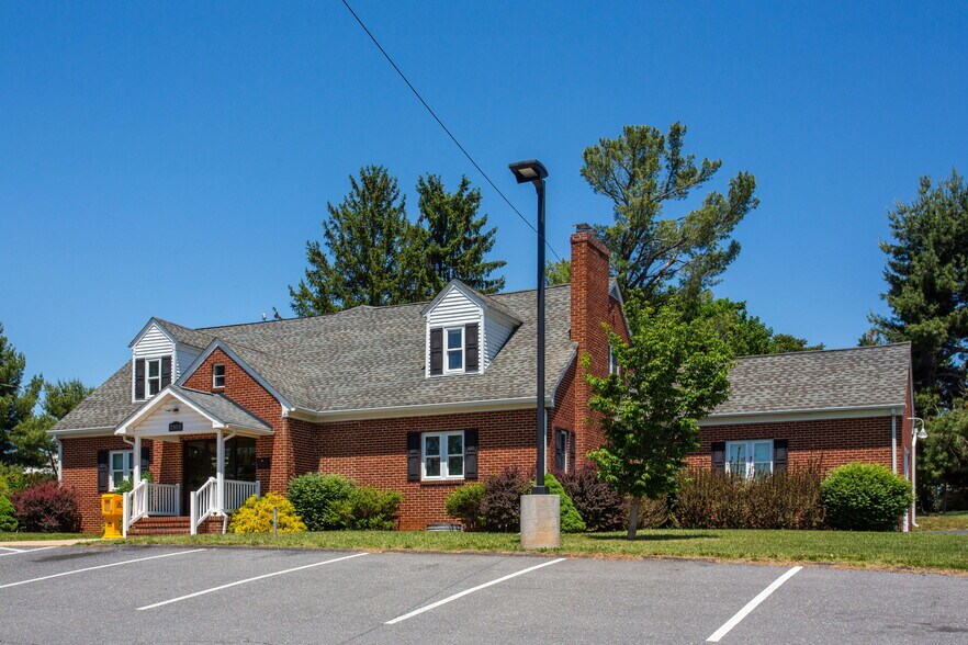 More Photos Of 2352 Jefferson Hwy, Waynesboro Office For Sale