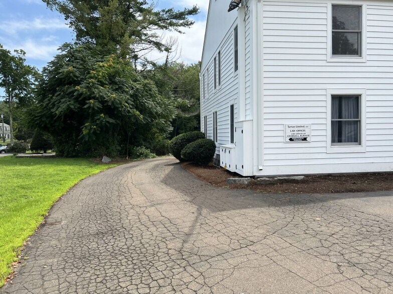 More Photos Of 588 Boston Post Rd, Madison Office For Lease