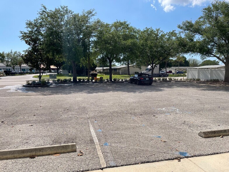 More Photos Of 8407 Pinehurst Dr, Tampa Office For Lease