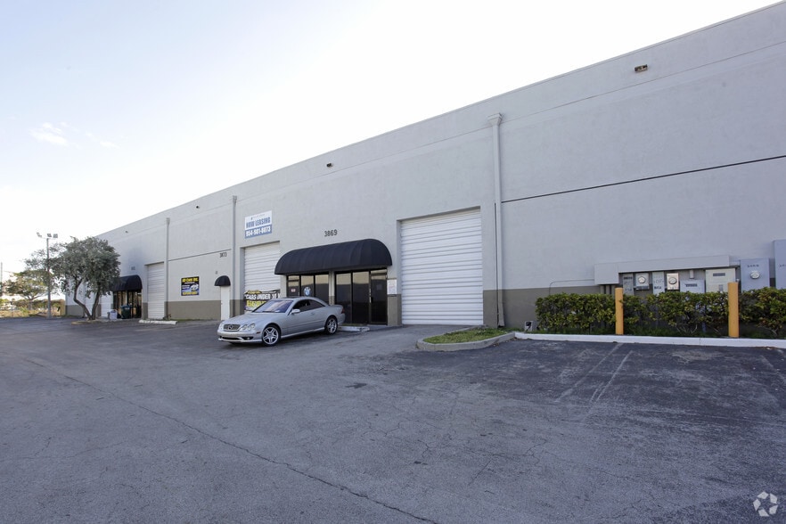 More Photos Of 3989-4011 Pembroke Rd, Hollywood Unknown For Lease