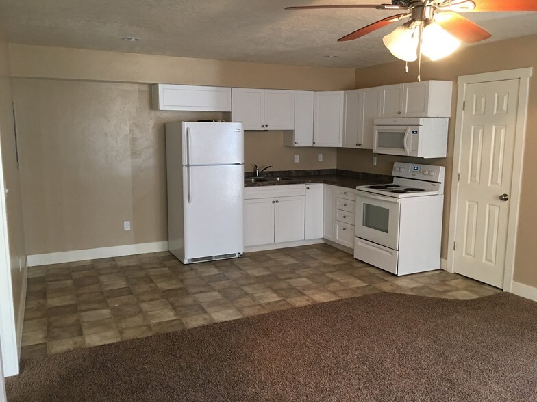 More Photos Of 211 1st St Ne, Halliday Hotel For Sale
