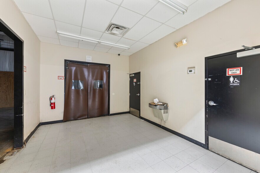 More Photos Of 4200 Skyhawk Pky, Martin Supermarket For Lease