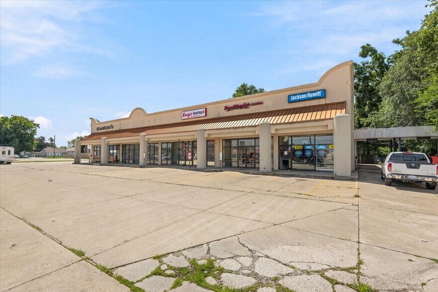 More Photos Of 1708-1722 E Sangamon Ave, Springfield Storefront For Lease