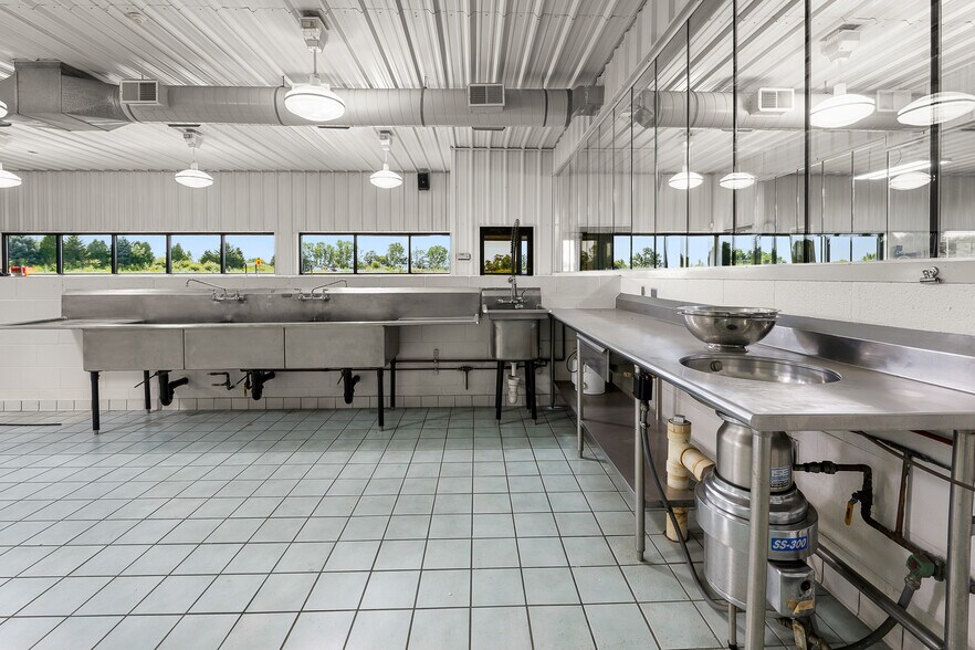 More Photos Of 560 Rolling Meadows, Fond Du Lac Light Distribution For Sale